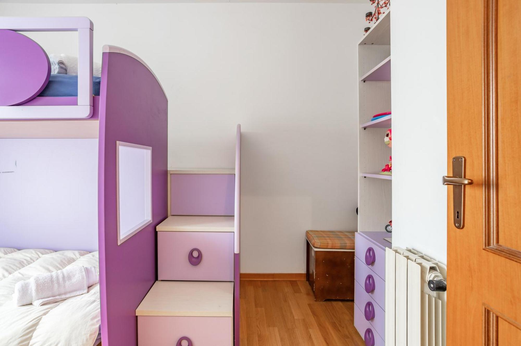 Bright With Balcony And Parking!