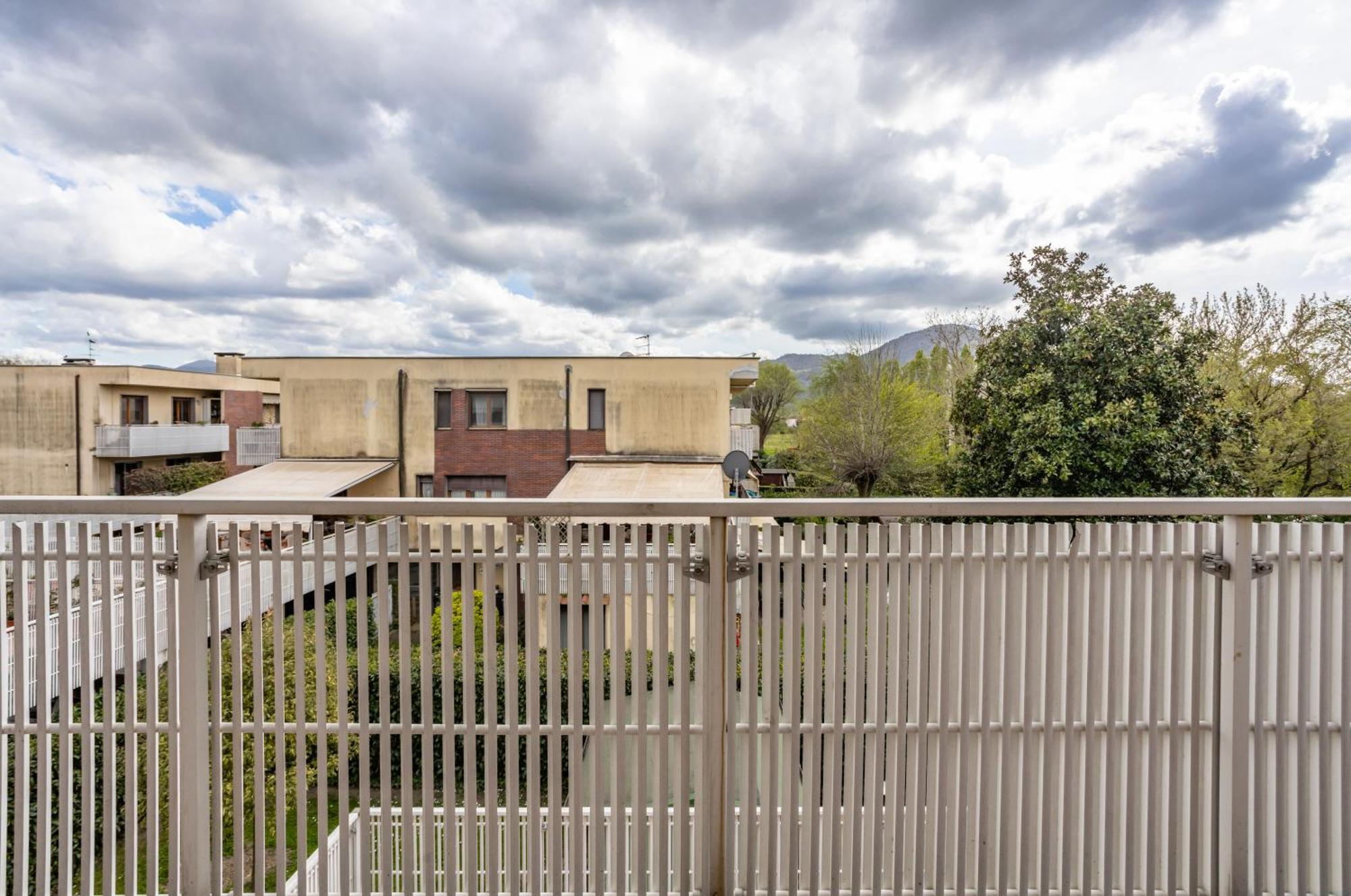 Bright With Balcony And Parking!