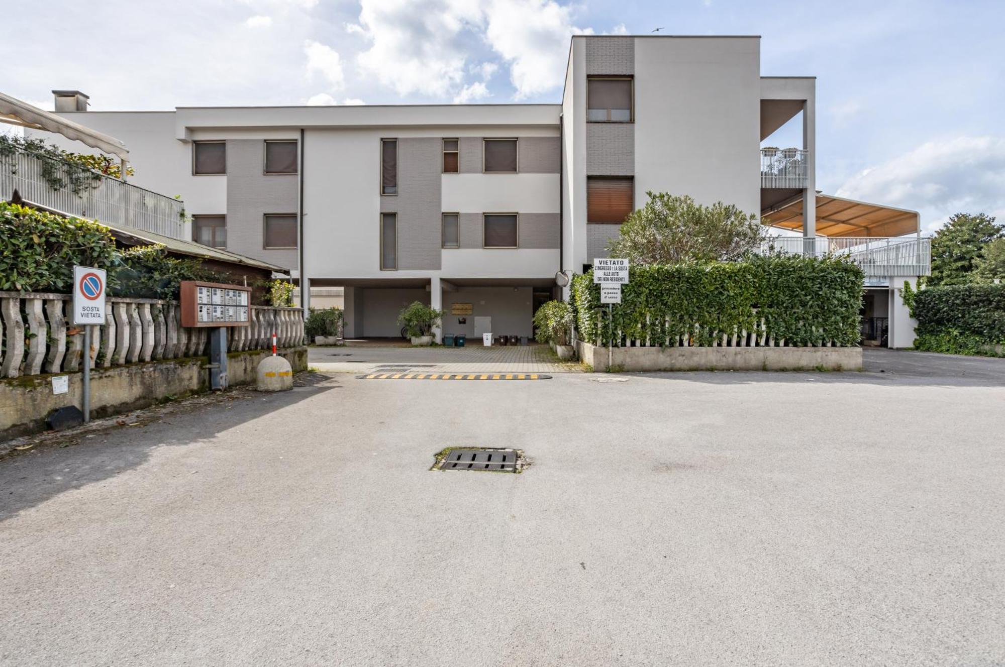 Bright With Balcony And Parking! Lucca